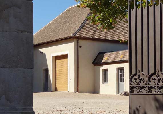 Porte sectionnelle, habillage extérieur en douglas, traitement huile Rubio Monocoat Saturabois teinte Teak