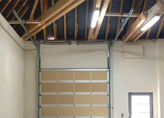 Porte sectionnelle, isolation intérieure en laine de bois