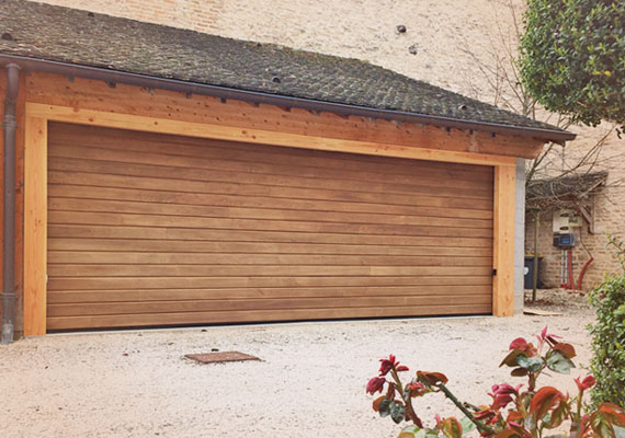 Porte sectionnelle, largeur 6 mètres, habillage extérieur en douglas, traitement huile Rubio