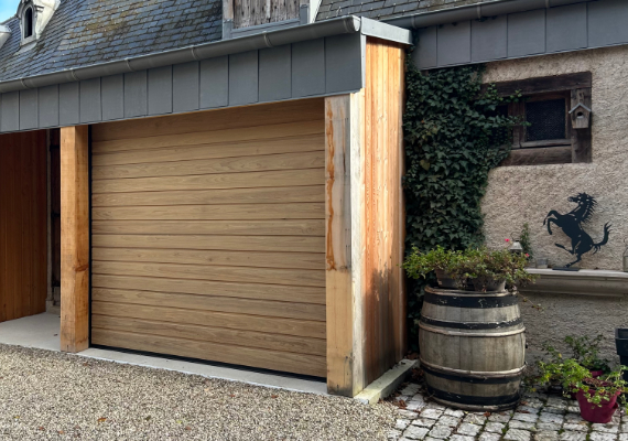 Porte sectionnelle, habillage extérieur en peuplier, traitement huile Rubio Monocoat Saturabois teinte Teak