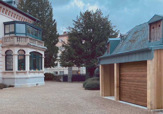 Porte sectionnelle, habillage extérieur en peuplier, traitement huile Rubio Monocoat Saturabois teinte Teak